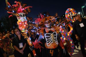 Entre velas encendidas, aromas a incienso, flores de cempasúchil y el sonido del mar, Mara Lezama Espinosa, acompañada de Ana Paty Peralta, encabezó la gran celebración del Janal Pixan en Puerto Juárez